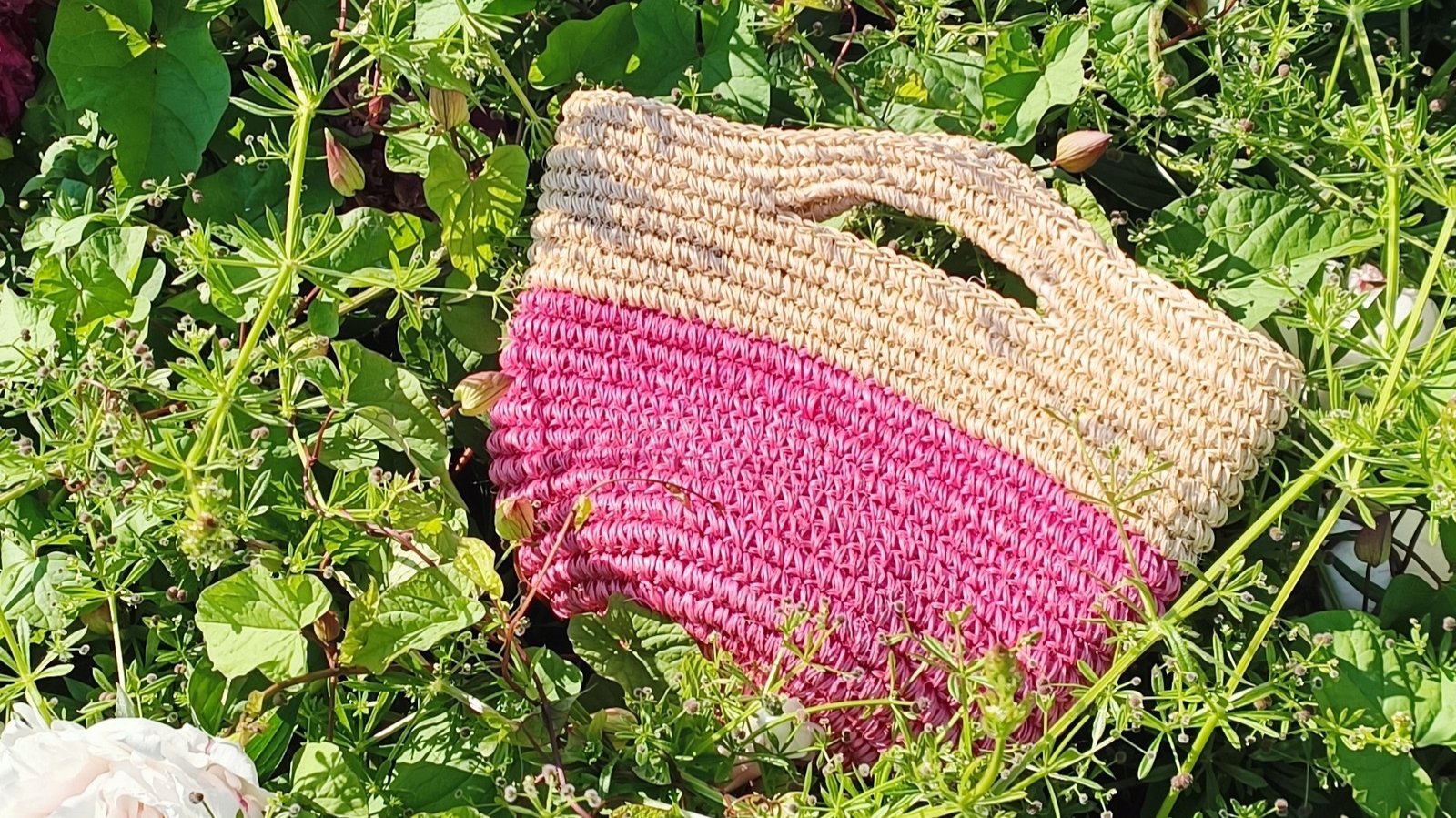 Borsa artigianale in fibra vegetale rosa e beige della collezione TRAMAE di Mochila Milano