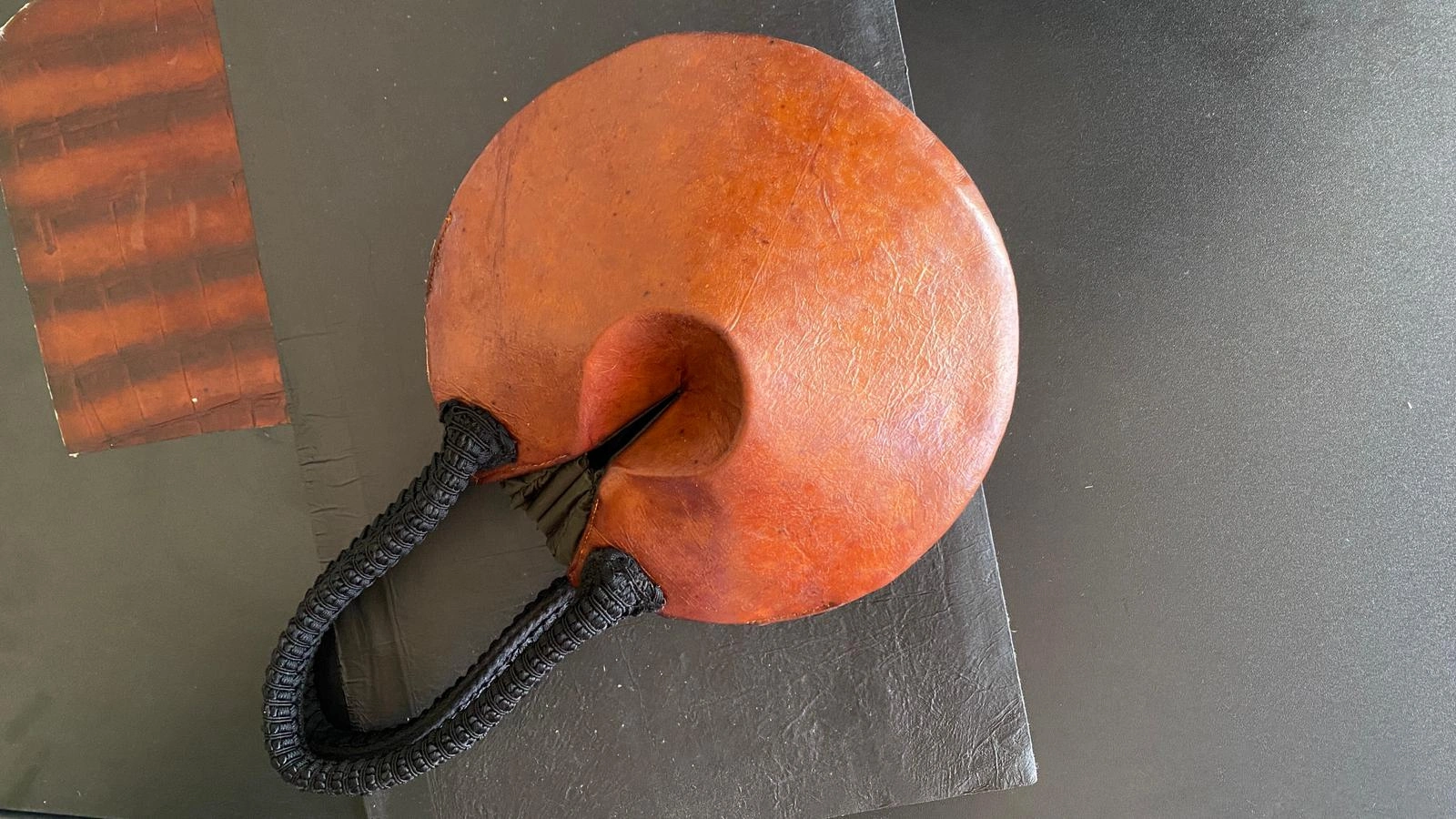 Prototipo di borsa circolare di design realizzata in nanocellulosa batterica Dryads Fiber alternativa alla pelle