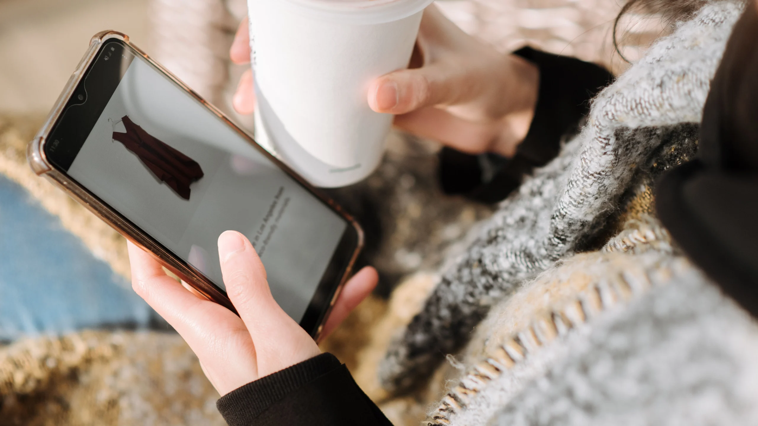 Acquisto di abbigliamento online da smartphone e-commerce fast fashion
