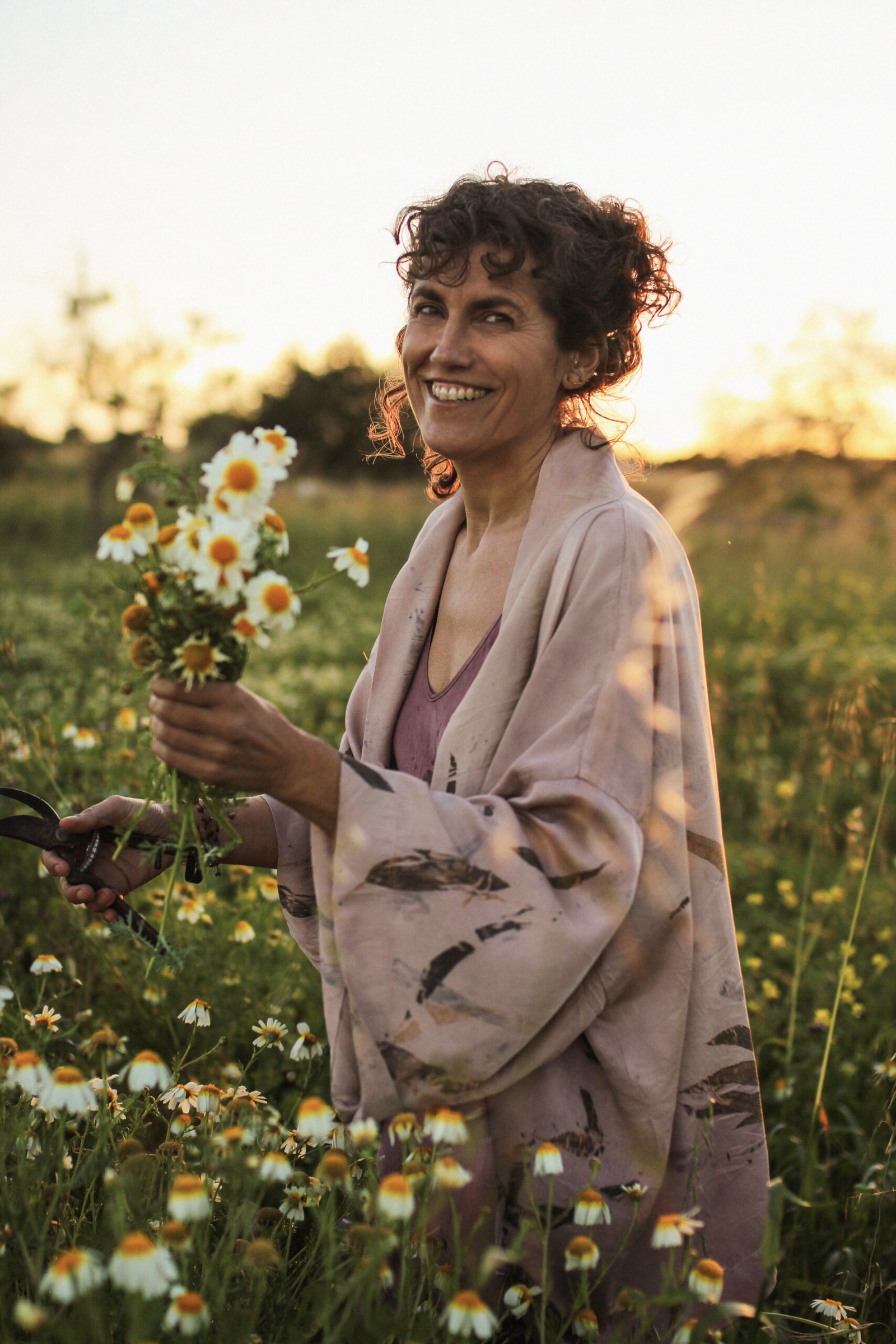 Simona Colzi in un campo di fiori