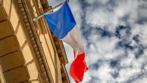 Bandiera francese sventola su un edificio istituzionale per la legge contro ultra fast fashion