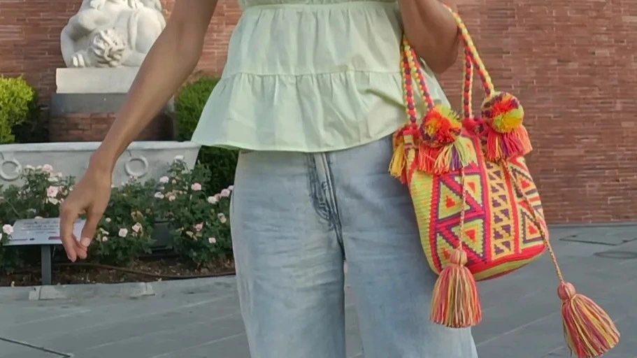 Borsa Mochila Milano by Silvia Ferrari colorata e intrecciata a mano indossata a braccio
