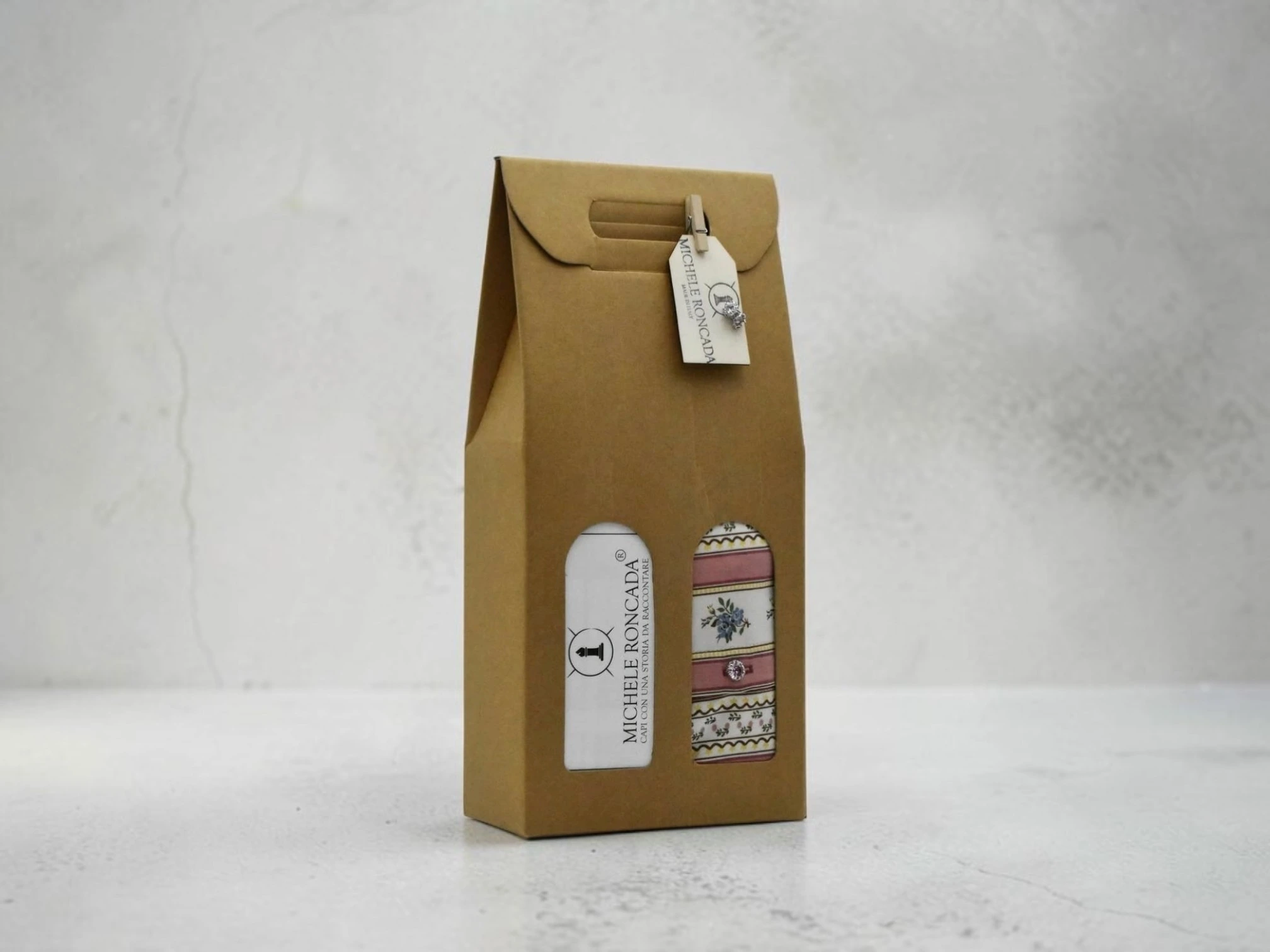 Packaging circolare in cartone recuperato da cantine vinicole per le spedizioni delle camicie Michele Roncada