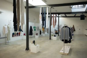 Allestimento della mostra MATTER MATTERS presso lo spazio OPOS a Milano con capi e tessuti sospesi.