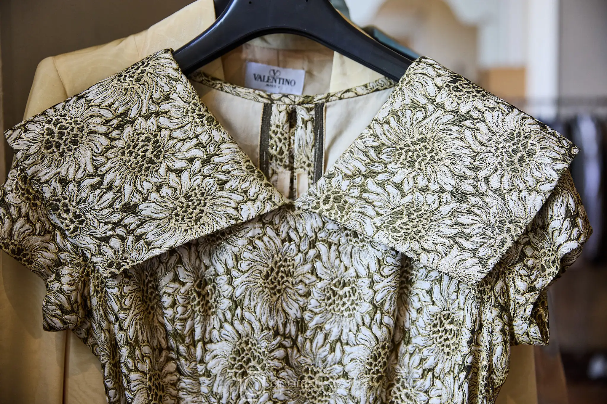 Dettaglio di un abito d'epoca in broccato jacquard lavorato a Next Vintage - Foto Andrea Lavaria