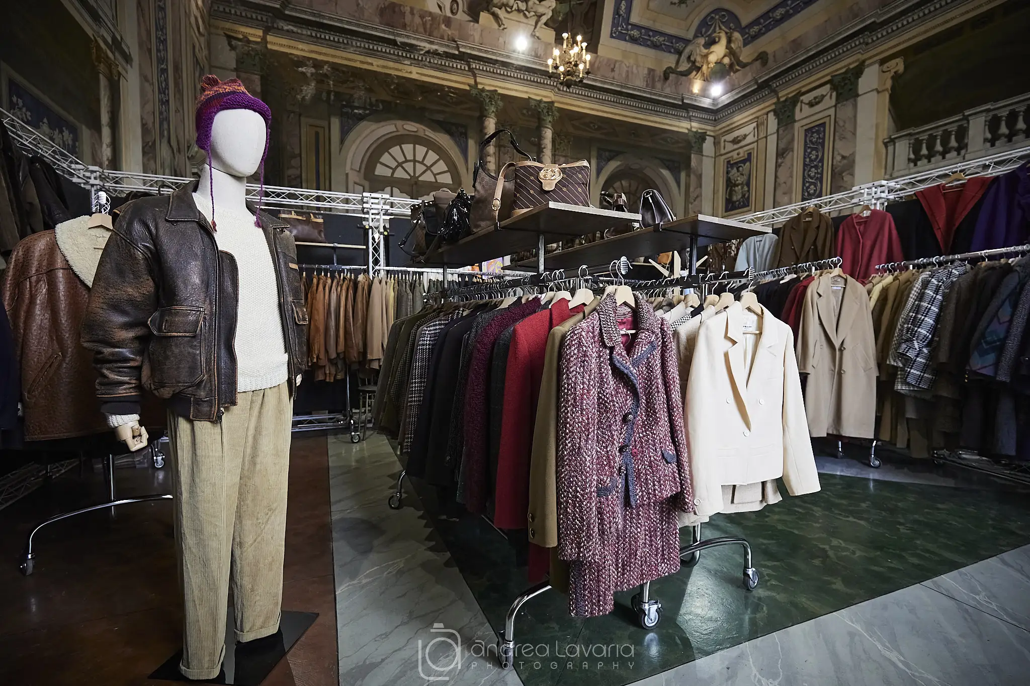 Manichino con giacca in pelle vintage e stender di cappotti e completi sartoriali al Castello di Belgioioso per Next Vintage - Foto Andrea Lavaria