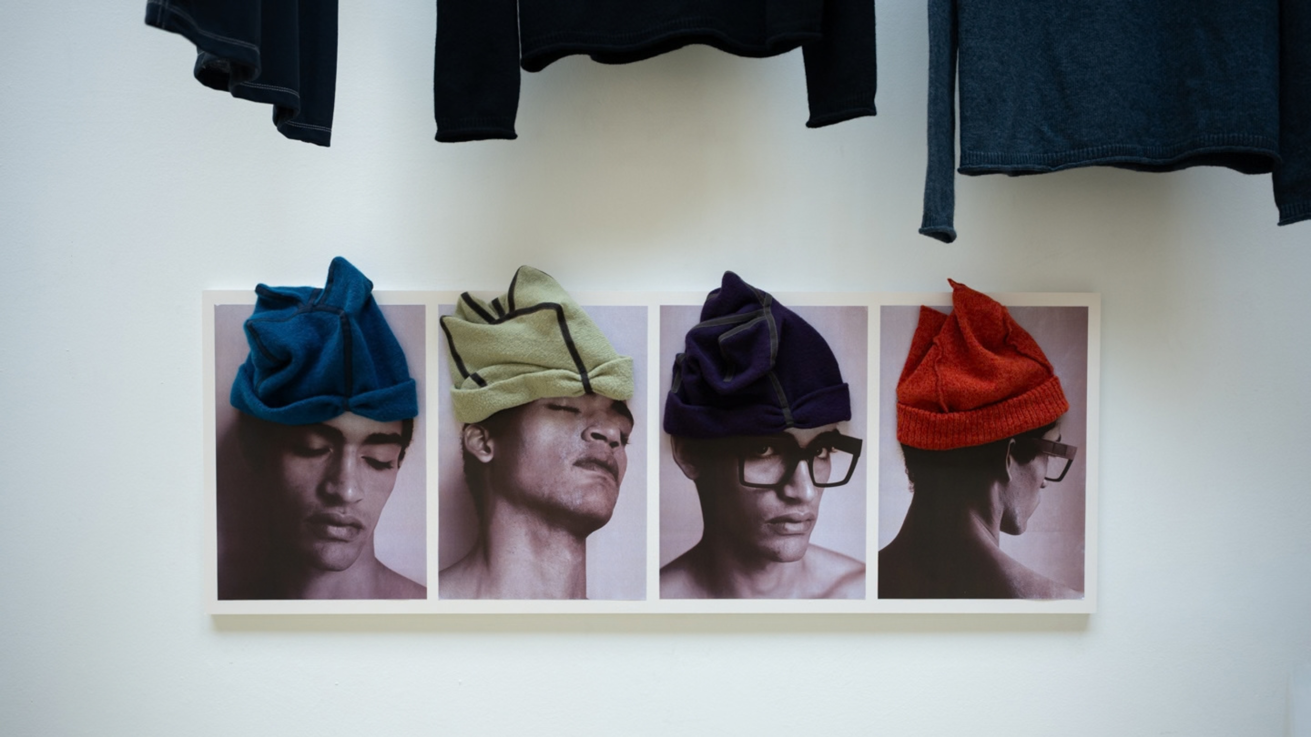 Berretti scultorei in maglia di Weiren Theo esposti alla mostra MATTER MATTERS. Foto di Luigi Colonna.
