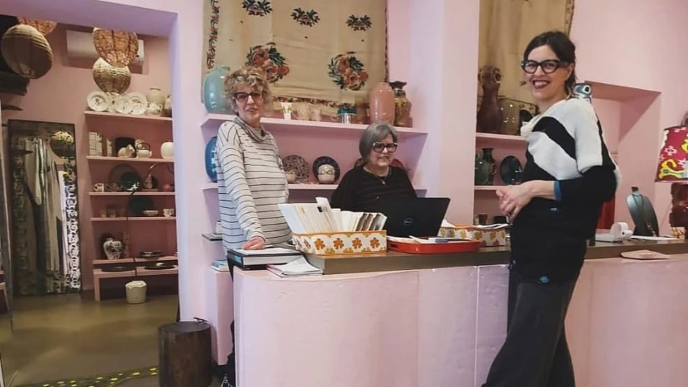 Lo staff di Costruzioni Idee e Design a Pavia: le titolari Alida e Marina con Paola all'interno del negozio