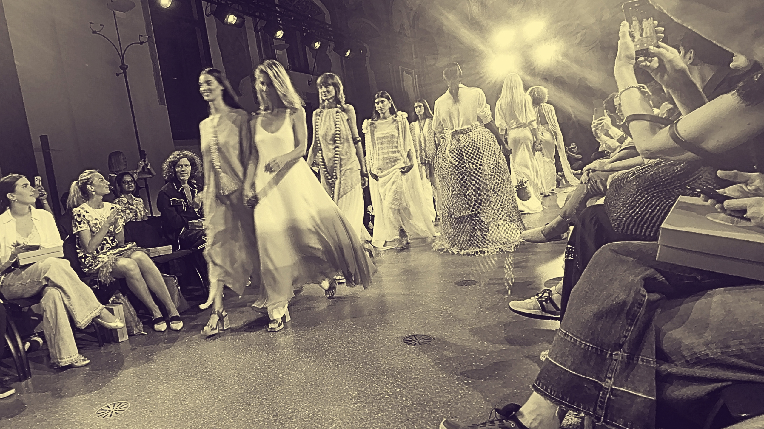 Panoramica in bianco e nero del finale di sfilata dell'evento Brazilian Sustainable Fashion in Milan ai Chiostri di San Barnaba.