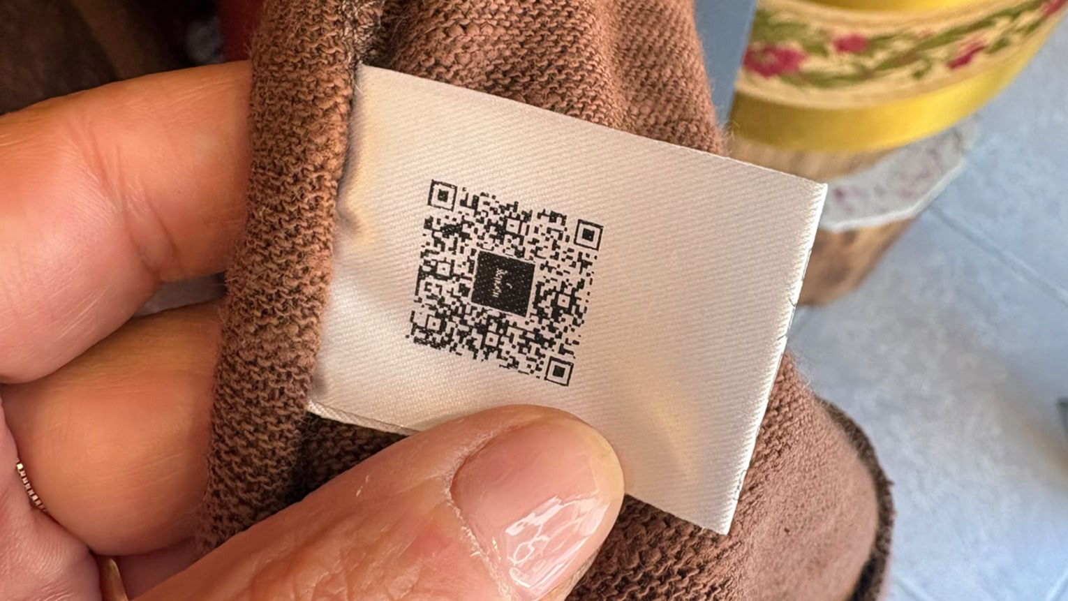 Etichetta con QR Code per il Passaporto Digitale di Prodotto di un capo Nicoletta Fasani