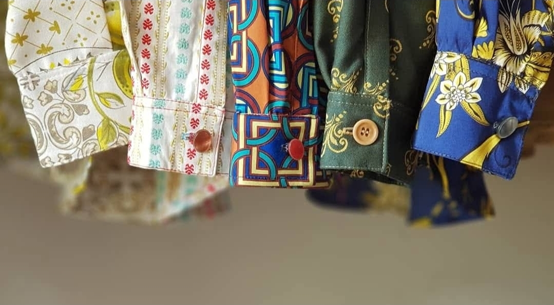 Dettaglio dei polsini e dei bottoni di camicie sostenibili unisex realizzate con tessuti vintage d'arredo a fantasia da Michele Roncada