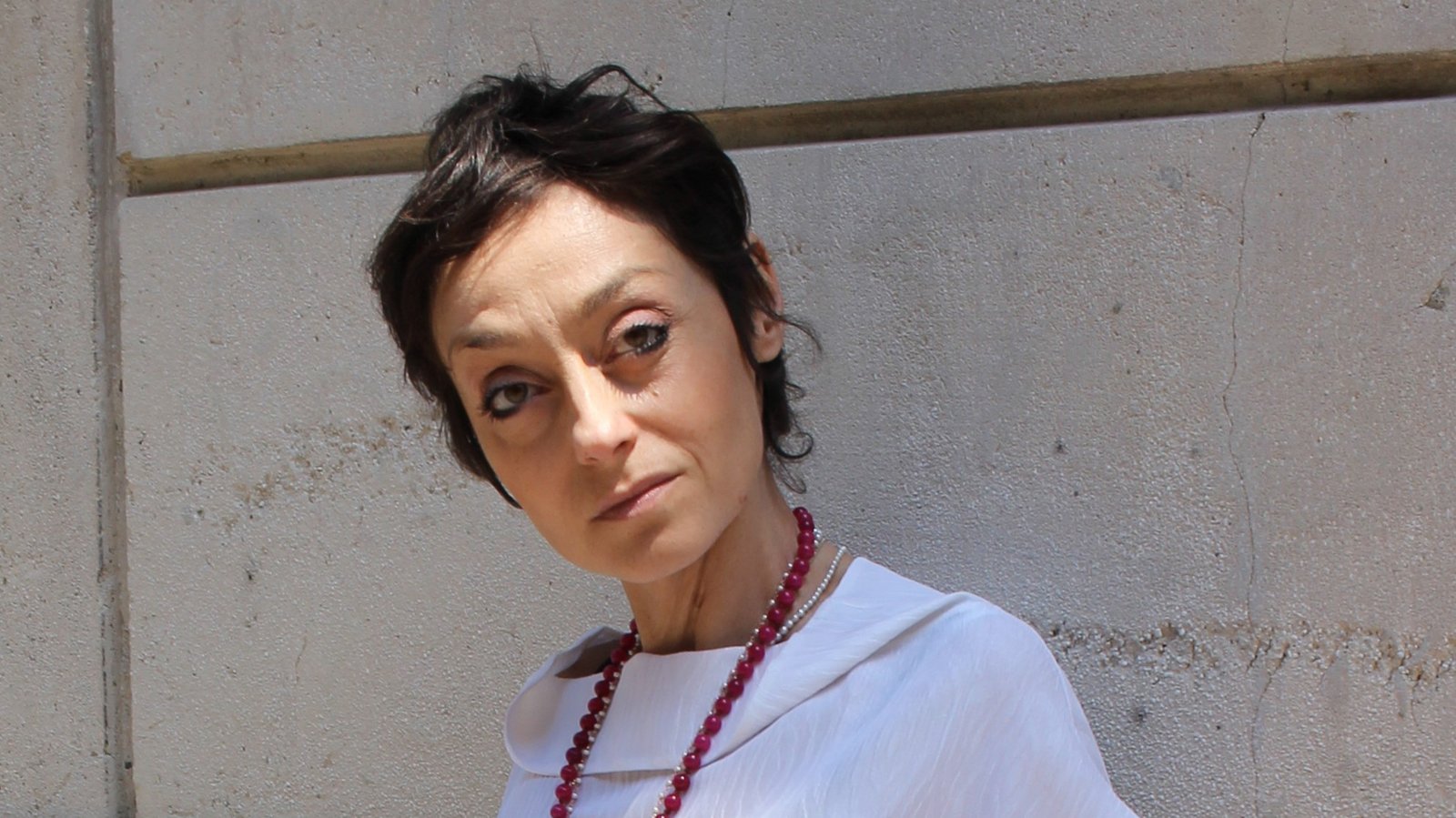 Ritratto della designer Nicoletta Fasani nel suo atelier di moda sostenibile a Milano