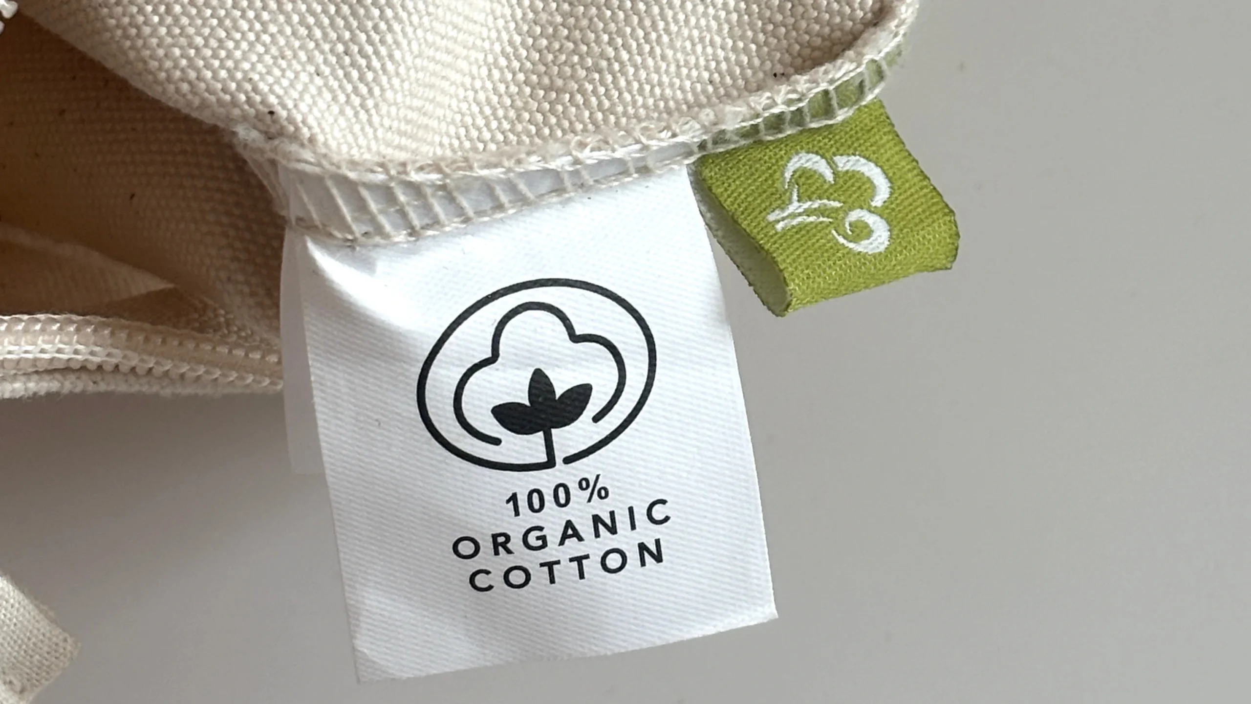 Etichetta 100% Organic Cotton su un prodotto in tessuto naturale di PikiChiara