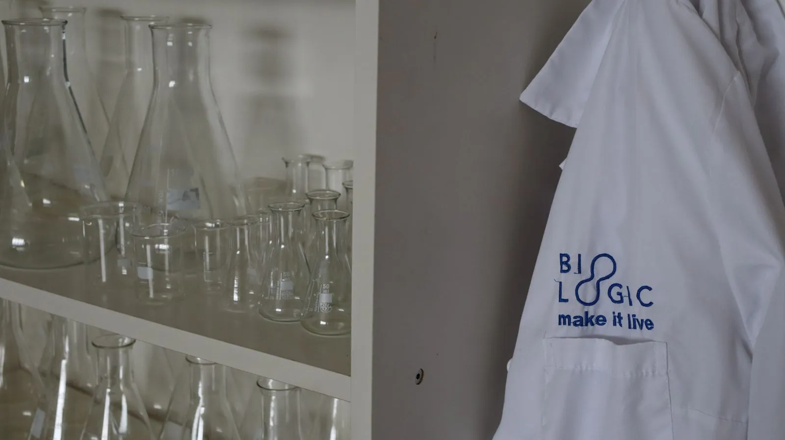 Camice da laboratorio con logo Biologic make it live e provette in vetro nel nuovo polo K4B di Casandrino