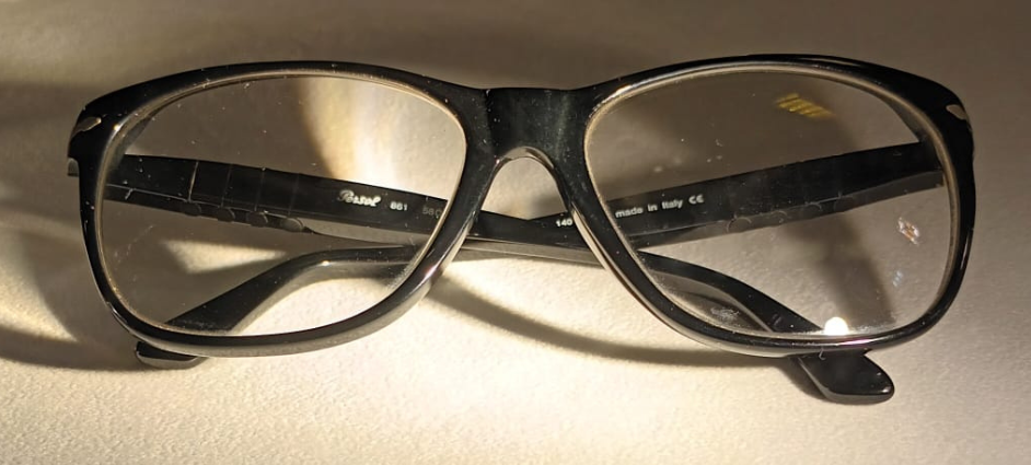 Occhiali da vista vintage Persol neri appartenuti a Federico Fellini in mostra a Roma per The Lens of Time.