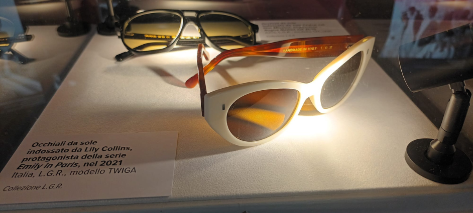 Occhiali da sole L.G.R modello Twiga indossati da Lily Collins nella serie TV Emily in Paris, esposti alla mostra The Lens of Time a Roma.