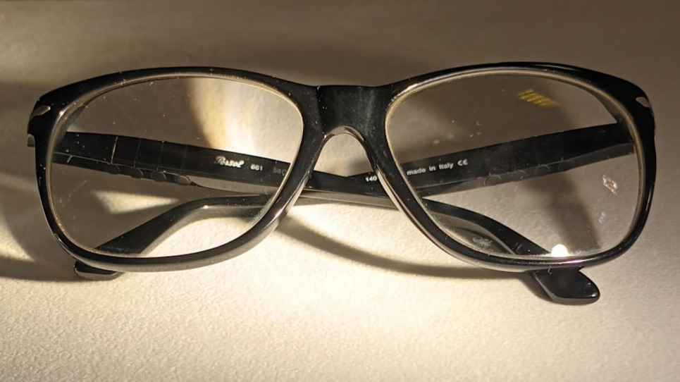 Occhiali da vista vintage Persol neri appartenuti a Federico Fellini in mostra a Roma per The Lens of Time.