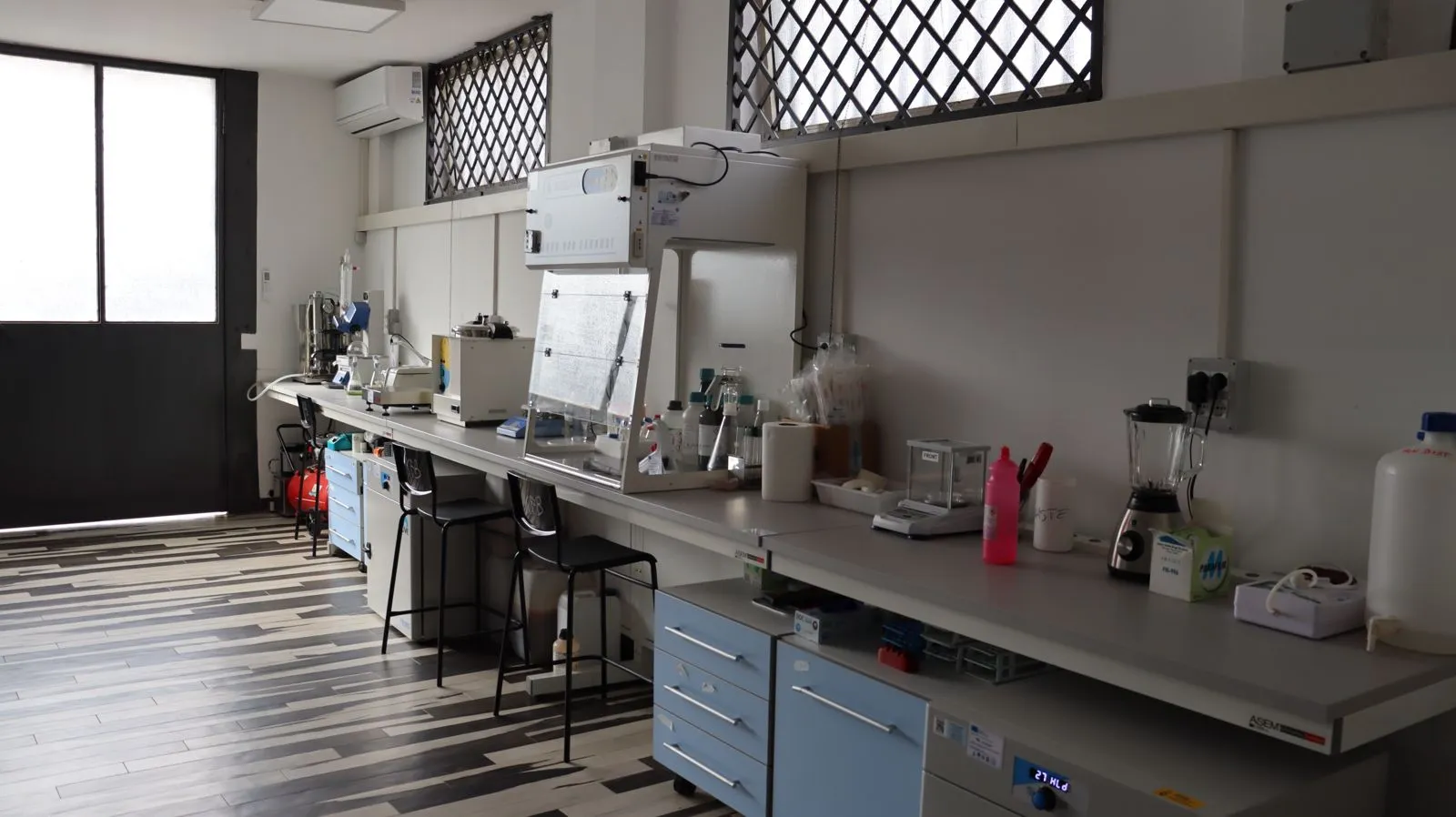Panoramica del nuovo laboratorio Biologic di K4B a Casandrino con cappa aspirante e strumentazioni scientifiche per la ricerca sui biomateriali